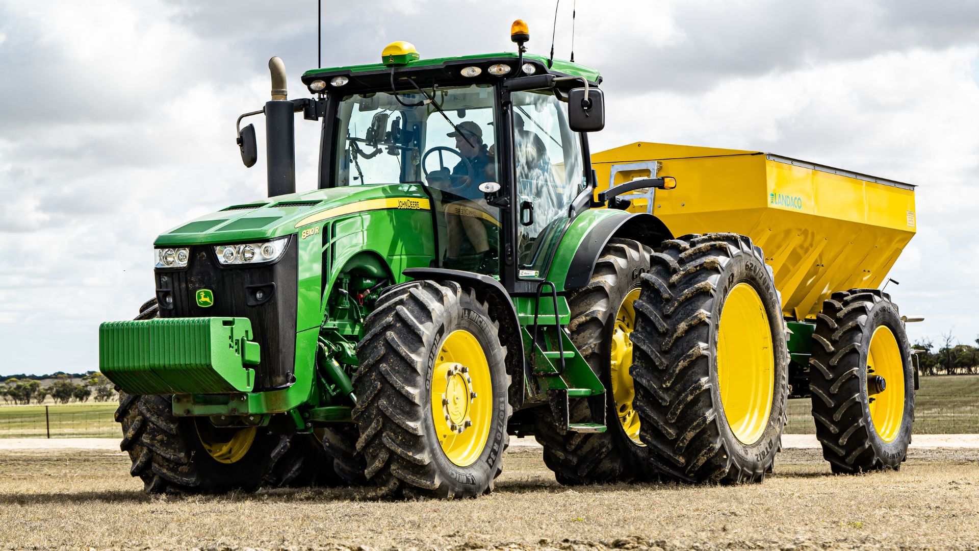 ciągnik rolniczy na polach uprawnych